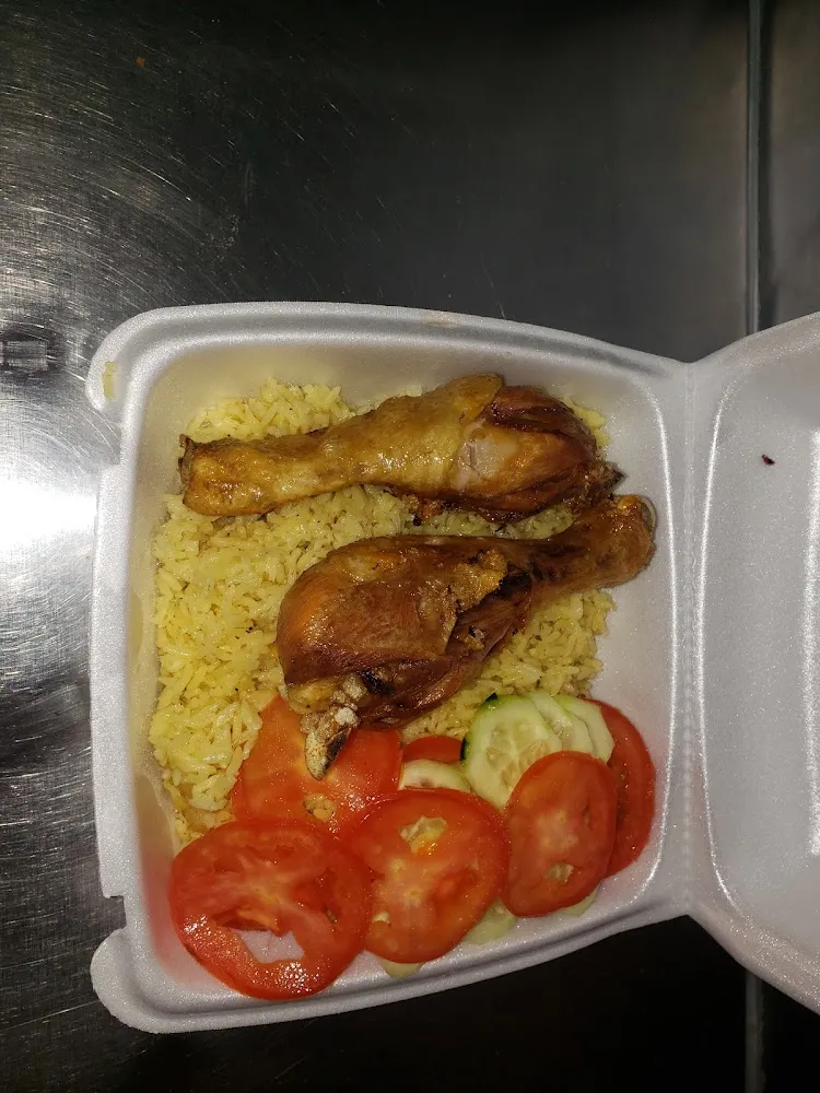 Arroz Amarillo Ensalada Y Pollo Frito