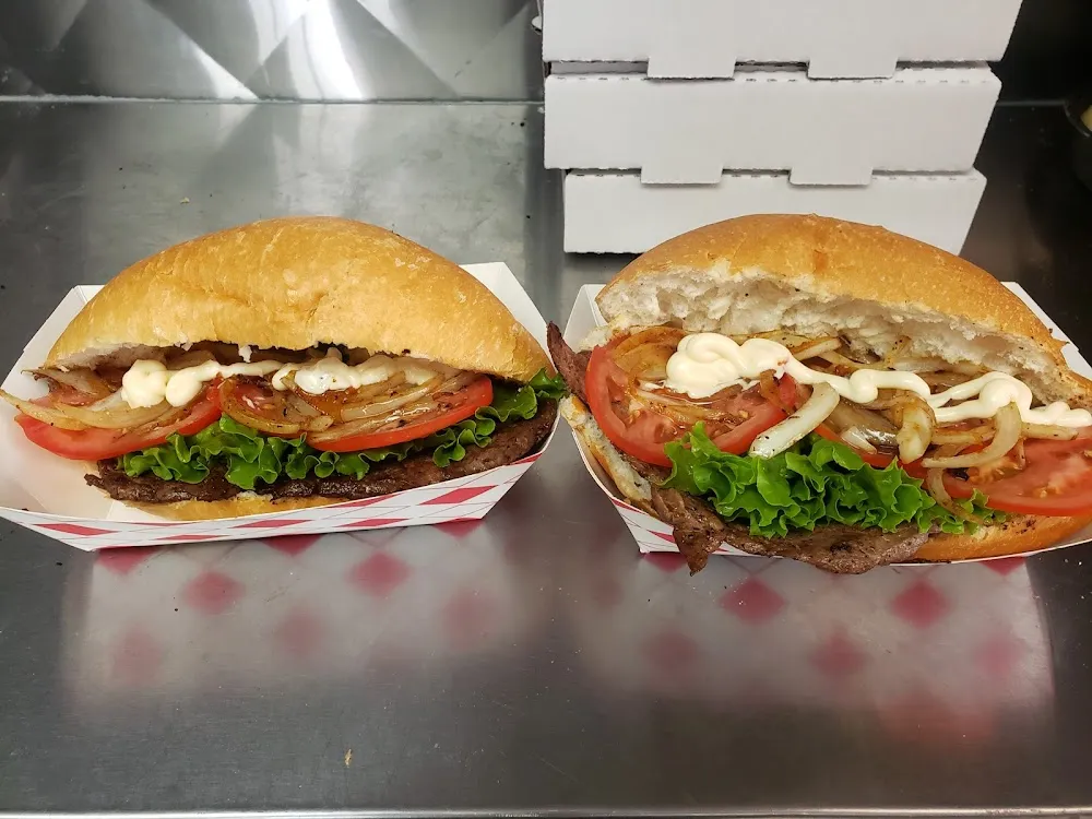 Pan Con Bistec Encebollado Con Mayonesa Y Tomates