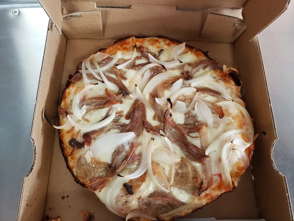 Pizza de Lechón Asado Y Cebolla